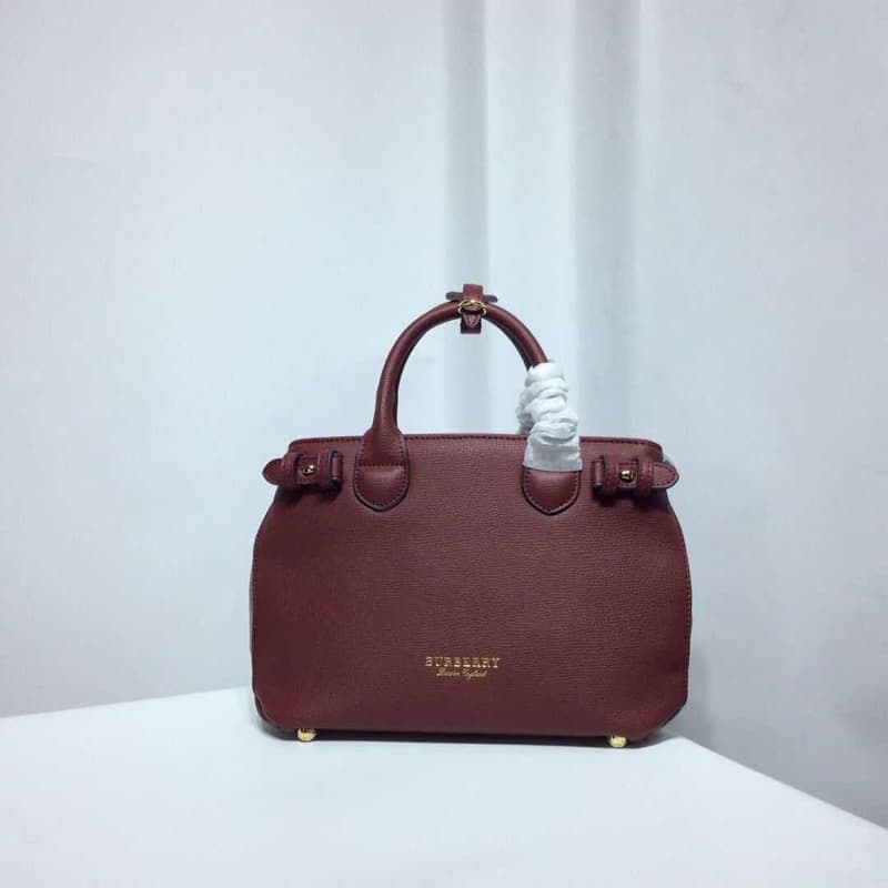 C136 Four seasons bestsellers🔥 Burberry’s iconic “The Banner” handbag, model number: 40126🇬🇧. Features classic British knitted patterns made of cotton, with original hardware✨ and luxurious suede leather🐂 produced by high-end Italian workshops. The design — image 4