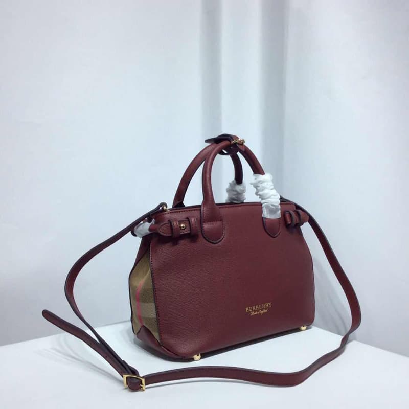 C136 Four seasons bestsellers🔥 Burberry’s iconic “The Banner” handbag, model number: 40126🇬🇧. Features classic British knitted patterns made of cotton, with original hardware✨ and luxurious suede leather🐂 produced by high-end Italian workshops. The design — image 2
