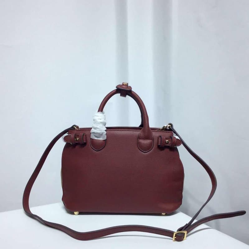 C136 Four seasons bestsellers🔥 Burberry’s iconic “The Banner” handbag, model number: 40126🇬🇧. Features classic British knitted patterns made of cotton, with original hardware✨ and luxurious suede leather🐂 produced by high-end Italian workshops. The design — image 3
