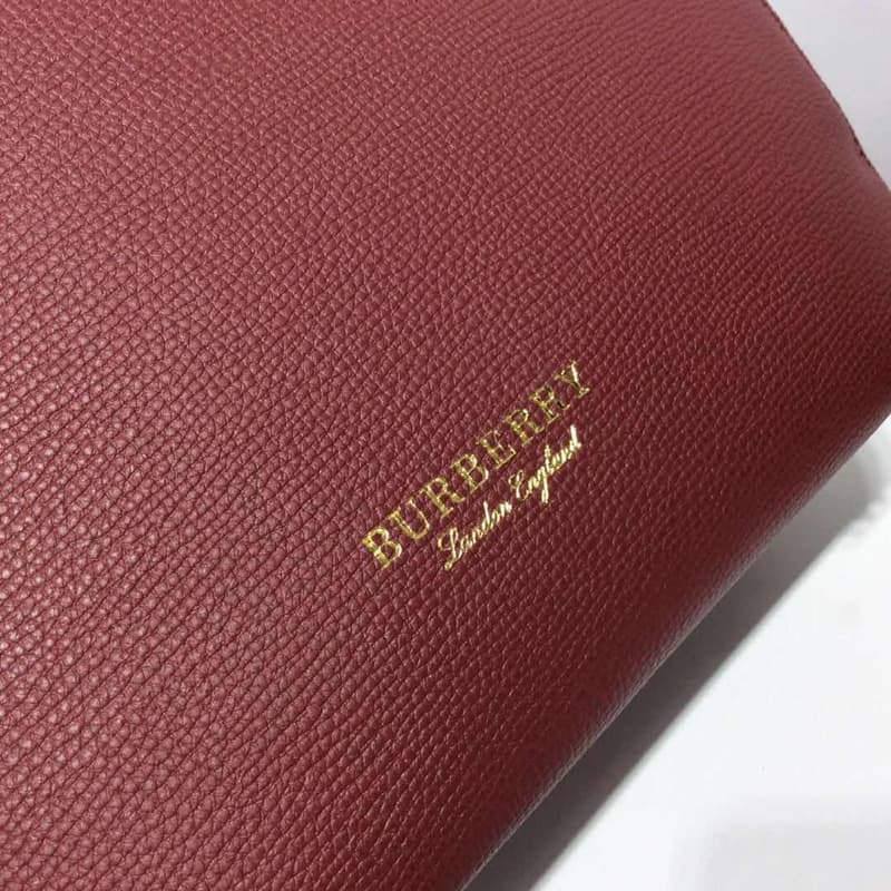 C136 Four seasons bestsellers🔥 Burberry’s iconic “The Banner” handbag, model number: 40126🇬🇧. Features classic British knitted patterns made of cotton, with original hardware✨ and luxurious suede leather🐂 produced by high-end Italian workshops. The design — image 5