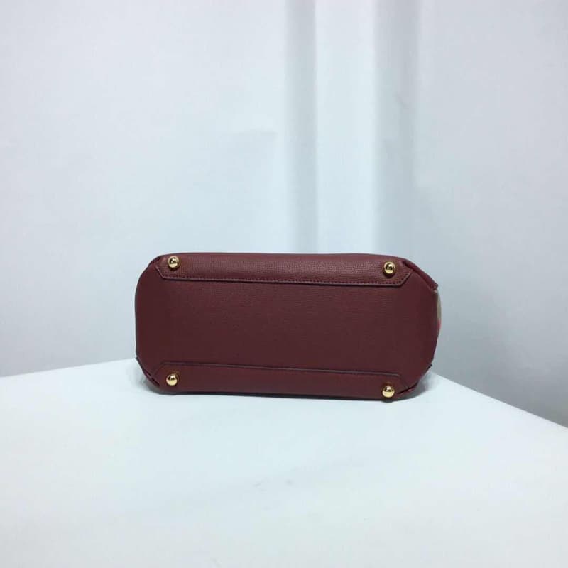 C136 Four seasons bestsellers🔥 Burberry’s iconic “The Banner” handbag, model number: 40126🇬🇧. Features classic British knitted patterns made of cotton, with original hardware✨ and luxurious suede leather🐂 produced by high-end Italian workshops. The design — image 7