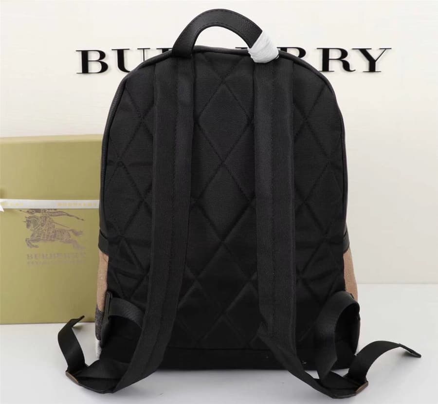 C4 New shipment! 350🐎🐎🐎 Burberry's "The Rucksack military backpack" is a key accessory at the fashion show🔮 Lightweight and waterproof, its soft casual shape can be traced back to the military accessories in the early 20th-century brand fashion archive 20 — image 6
