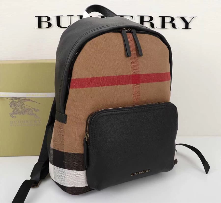 C4 New shipment! 350🐎🐎🐎 Burberry's "The Rucksack military backpack" is a key accessory at the fashion show🔮 Lightweight and waterproof, its soft casual shape can be traced back to the military accessories in the early 20th-century brand fashion archive 20 — image 2