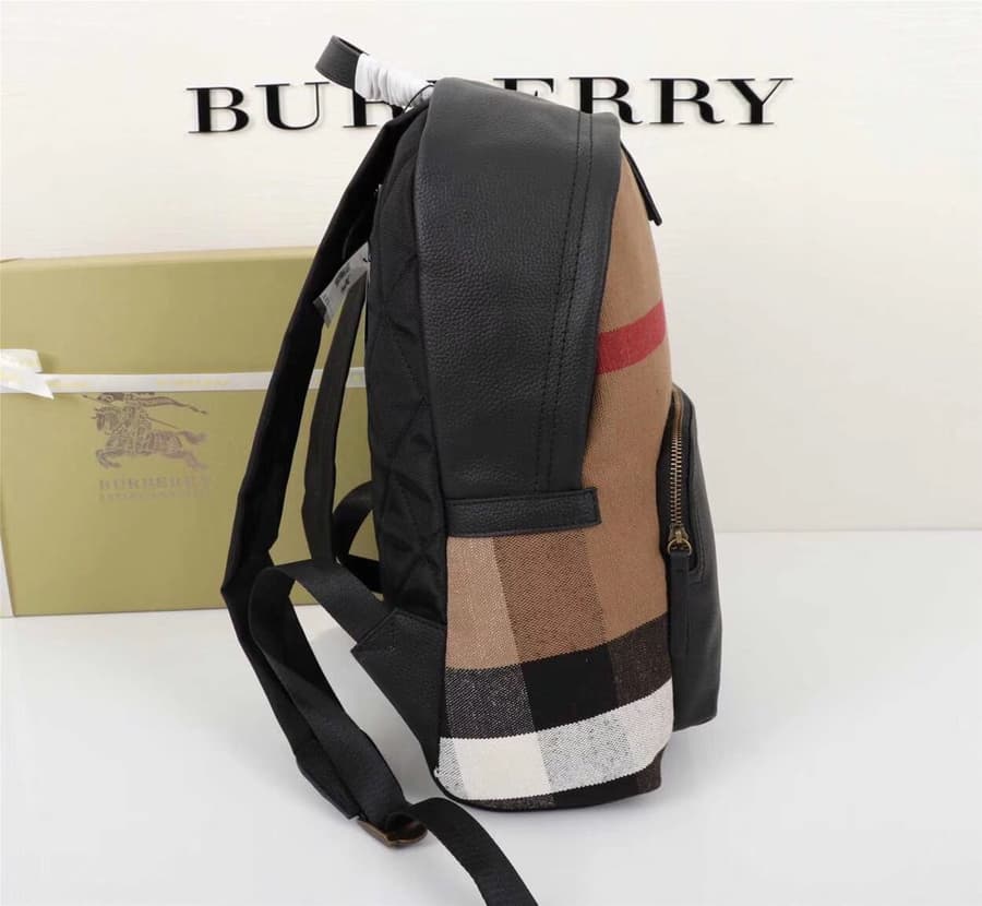 C4 New shipment! 350🐎🐎🐎 Burberry's "The Rucksack military backpack" is a key accessory at the fashion show🔮 Lightweight and waterproof, its soft casual shape can be traced back to the military accessories in the early 20th-century brand fashion archive 20 — image 3