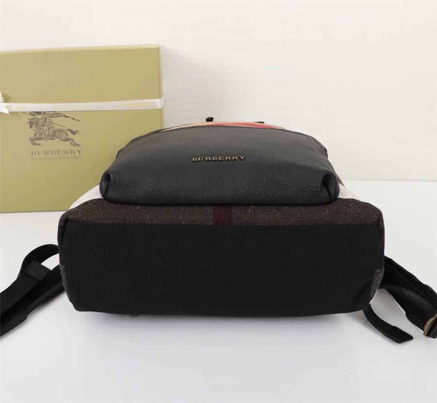 C4 New shipment! 350🐎🐎🐎 Burberry's "The Rucksack military backpack" is a key accessory at the fashion show🔮 Lightweight and waterproof, its soft casual shape can be traced back to the military accessories in the early 20th-century brand fashion archive 20 — image 4