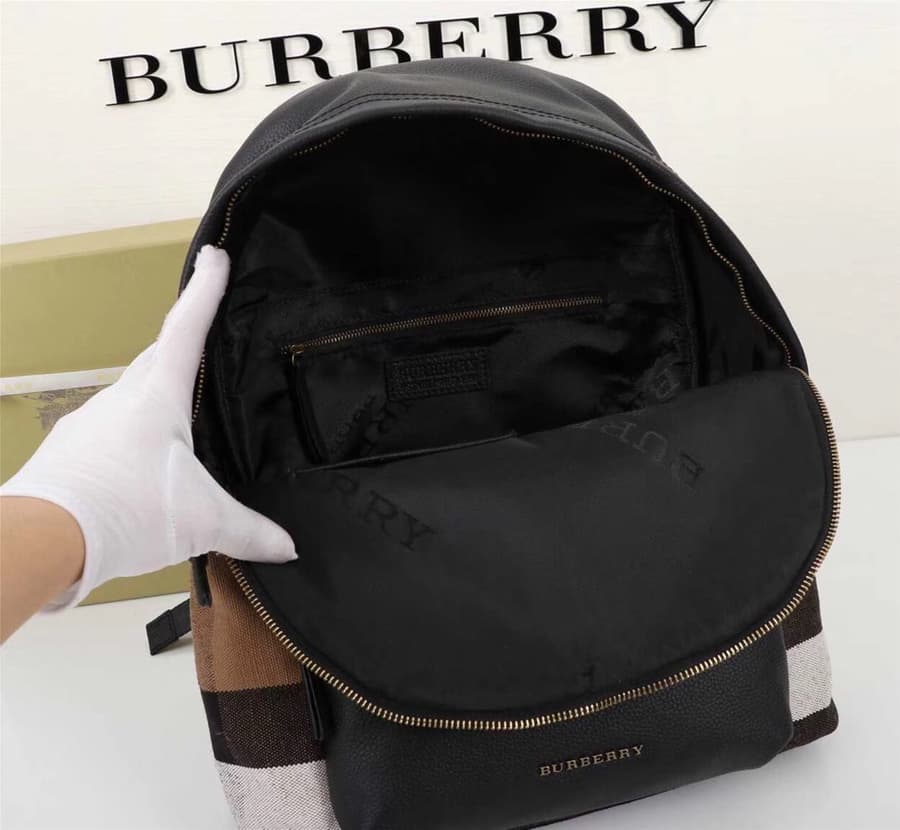 C4 New shipment! 350🐎🐎🐎 Burberry's "The Rucksack military backpack" is a key accessory at the fashion show🔮 Lightweight and waterproof, its soft casual shape can be traced back to the military accessories in the early 20th-century brand fashion archive 20 — image 7