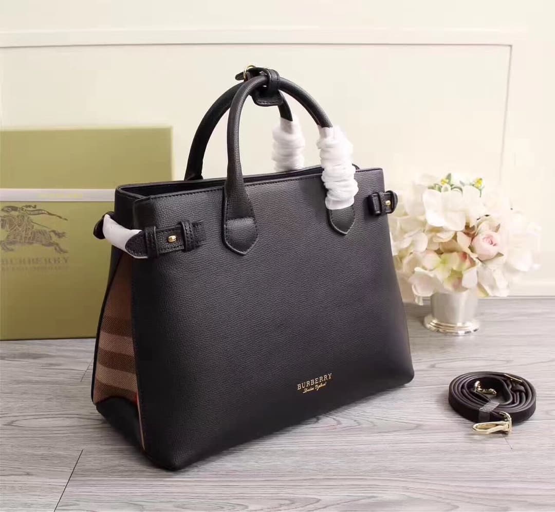 C135 💰 Popular products across all seasons🔥 The iconic “The Banner” handbag by Burberry – model number: 40125🇬🇧. Features classic house check weave cotton fabric, original hardware✨ and luxurious suede calfskin material🐂 produced in advanced Italian works — image 2