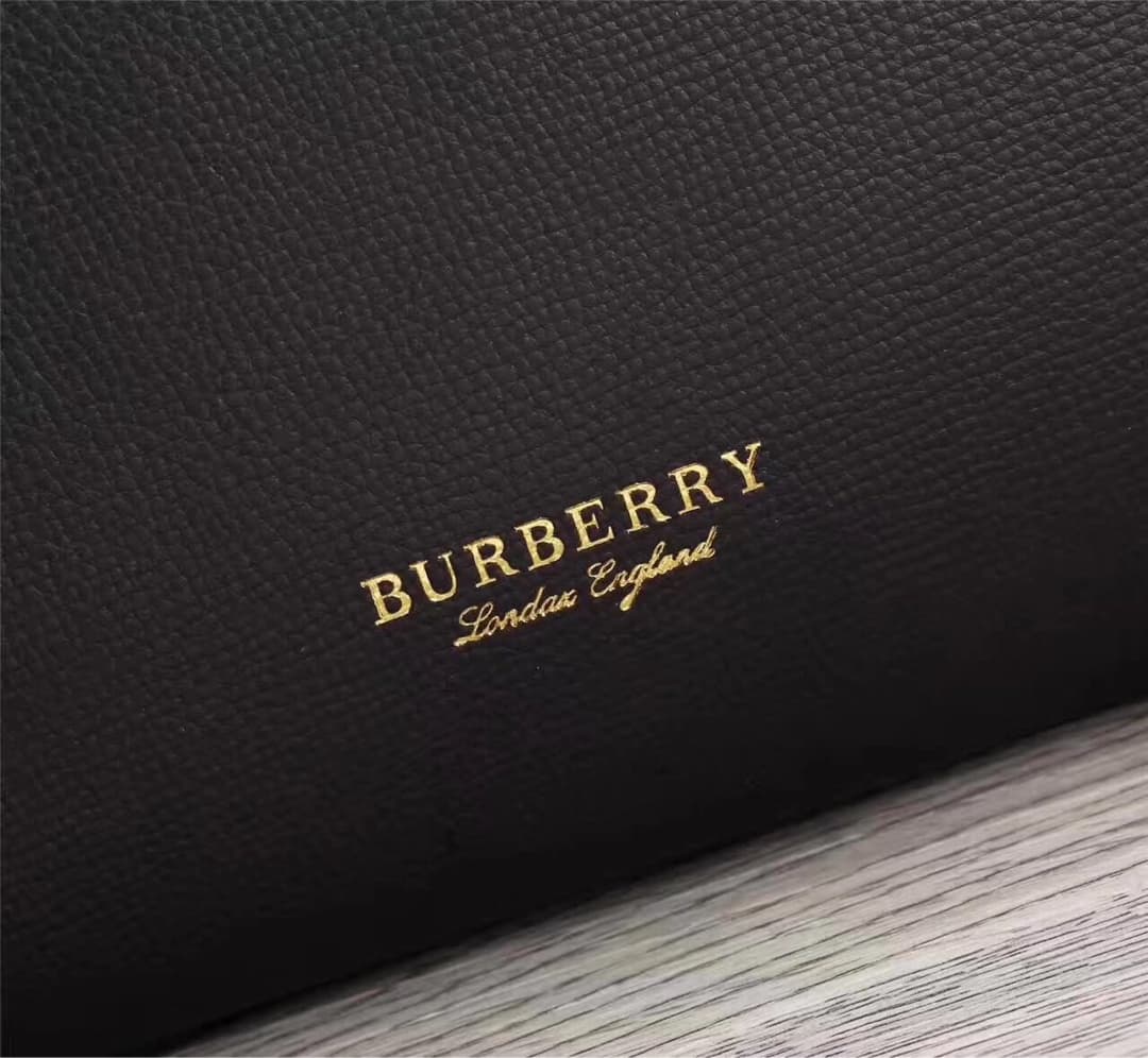 C135 💰 Popular products across all seasons🔥 The iconic “The Banner” handbag by Burberry – model number: 40125🇬🇧. Features classic house check weave cotton fabric, original hardware✨ and luxurious suede calfskin material🐂 produced in advanced Italian works — image 3