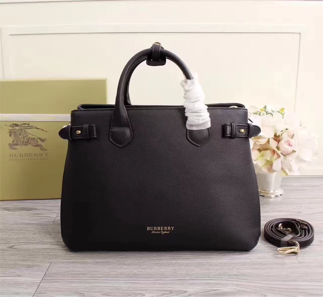 C135 💰 Popular products across all seasons🔥 The iconic “The Banner” handbag by Burberry – model number: 40125🇬🇧. Features classic house check weave cotton fabric, original hardware✨ and luxurious suede calfskin material🐂 produced in advanced Italian works — image 1