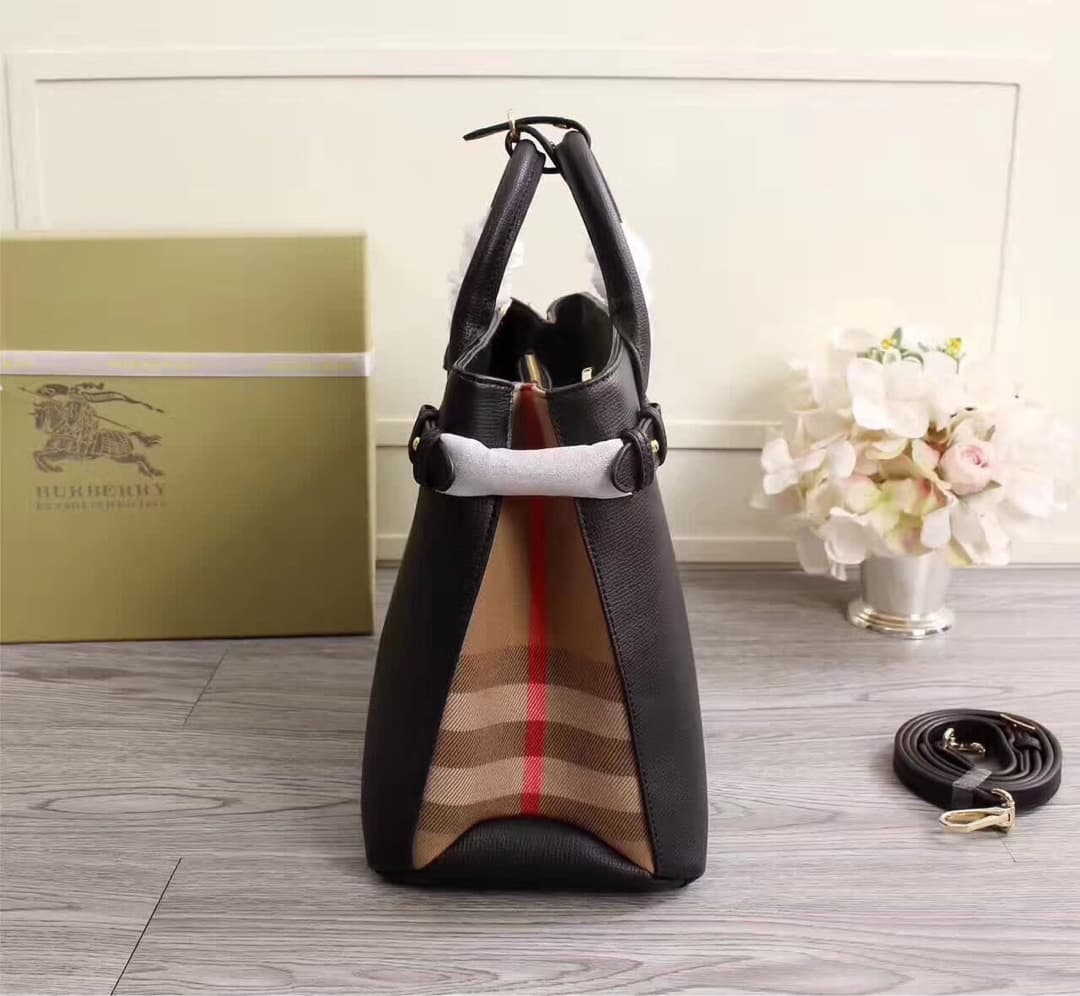 C135 💰 Popular products across all seasons🔥 The iconic “The Banner” handbag by Burberry – model number: 40125🇬🇧. Features classic house check weave cotton fabric, original hardware✨ and luxurious suede calfskin material🐂 produced in advanced Italian works — image 4