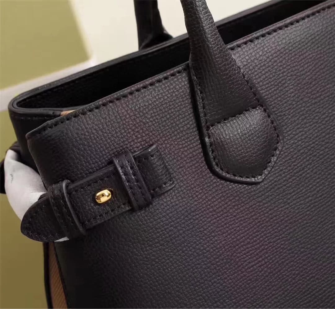 C135 💰 Popular products across all seasons🔥 The iconic “The Banner” handbag by Burberry – model number: 40125🇬🇧. Features classic house check weave cotton fabric, original hardware✨ and luxurious suede calfskin material🐂 produced in advanced Italian works — image 6