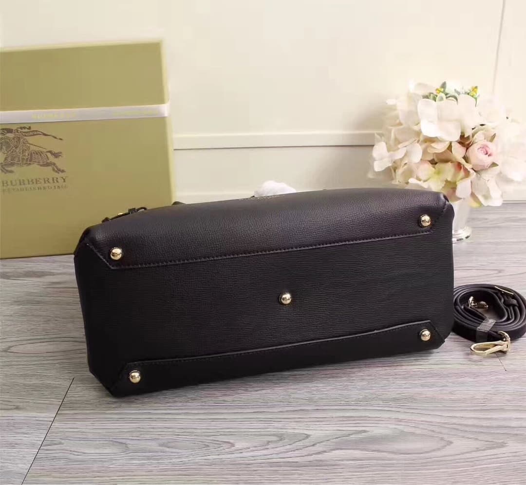 C135 💰 Popular products across all seasons🔥 The iconic “The Banner” handbag by Burberry – model number: 40125🇬🇧. Features classic house check weave cotton fabric, original hardware✨ and luxurious suede calfskin material🐂 produced in advanced Italian works — image 7