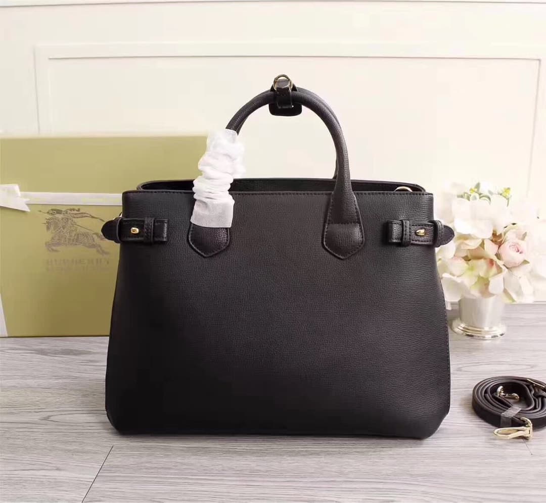 C135 💰 Popular products across all seasons🔥 The iconic “The Banner” handbag by Burberry – model number: 40125🇬🇧. Features classic house check weave cotton fabric, original hardware✨ and luxurious suede calfskin material🐂 produced in advanced Italian works — image 5