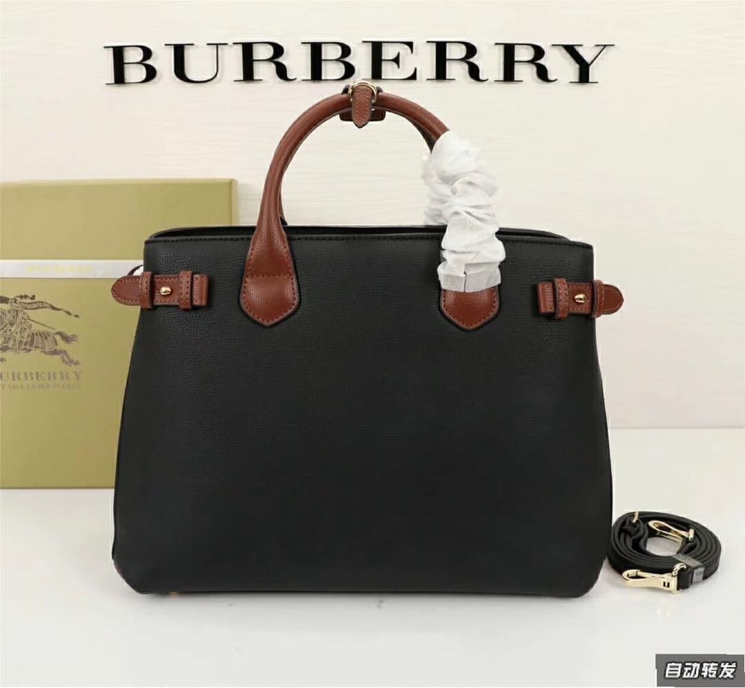 C134 💰 Popular items across all seasons🔥 Burberry’s iconic “The Banner” handbag, model: 40125🇬🇧. Classic tweed fabric with British craftsmanship, original hardware✨ paired with luxurious suede calfskin🐂 produced by high-end Italian workshops; design inspi — image 2
