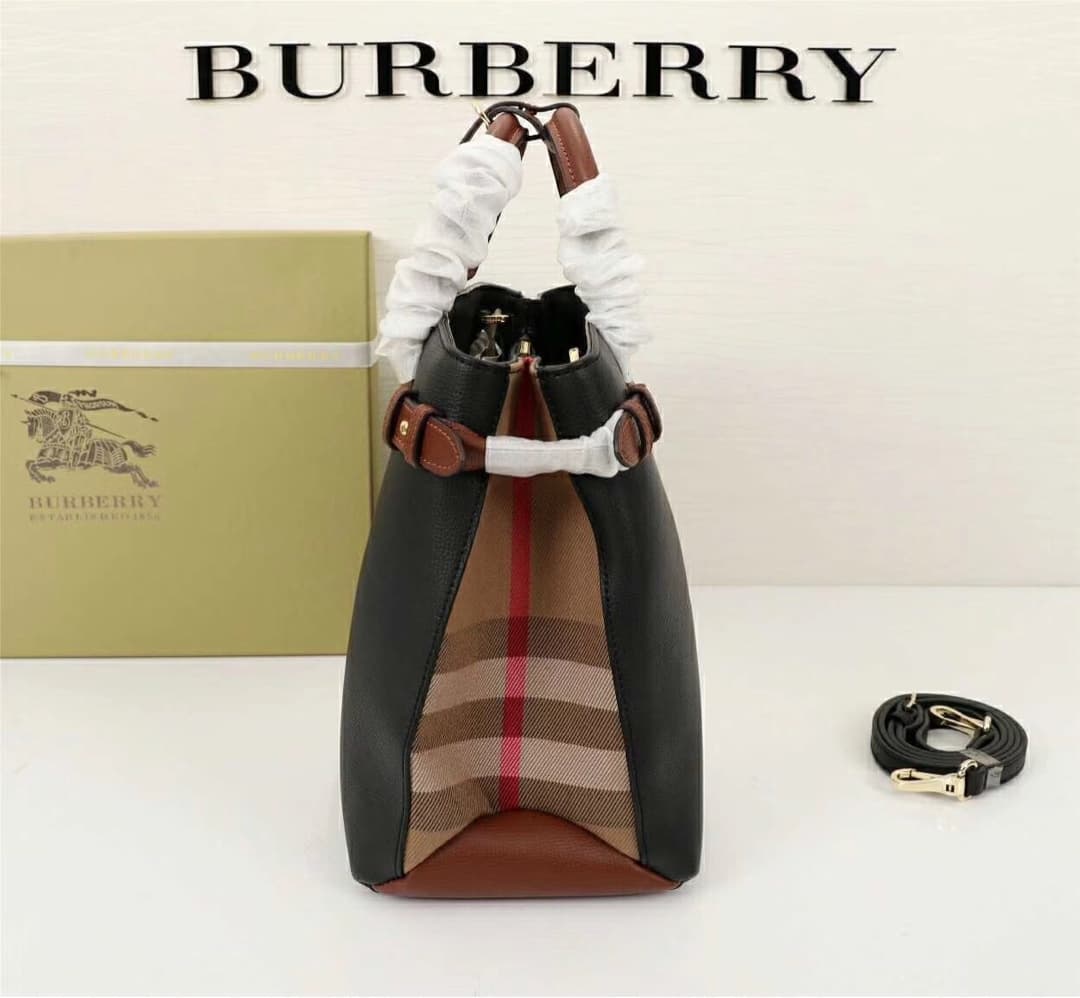 C134 💰 Popular items across all seasons🔥 Burberry’s iconic “The Banner” handbag, model: 40125🇬🇧. Classic tweed fabric with British craftsmanship, original hardware✨ paired with luxurious suede calfskin🐂 produced by high-end Italian workshops; design inspi — image 4