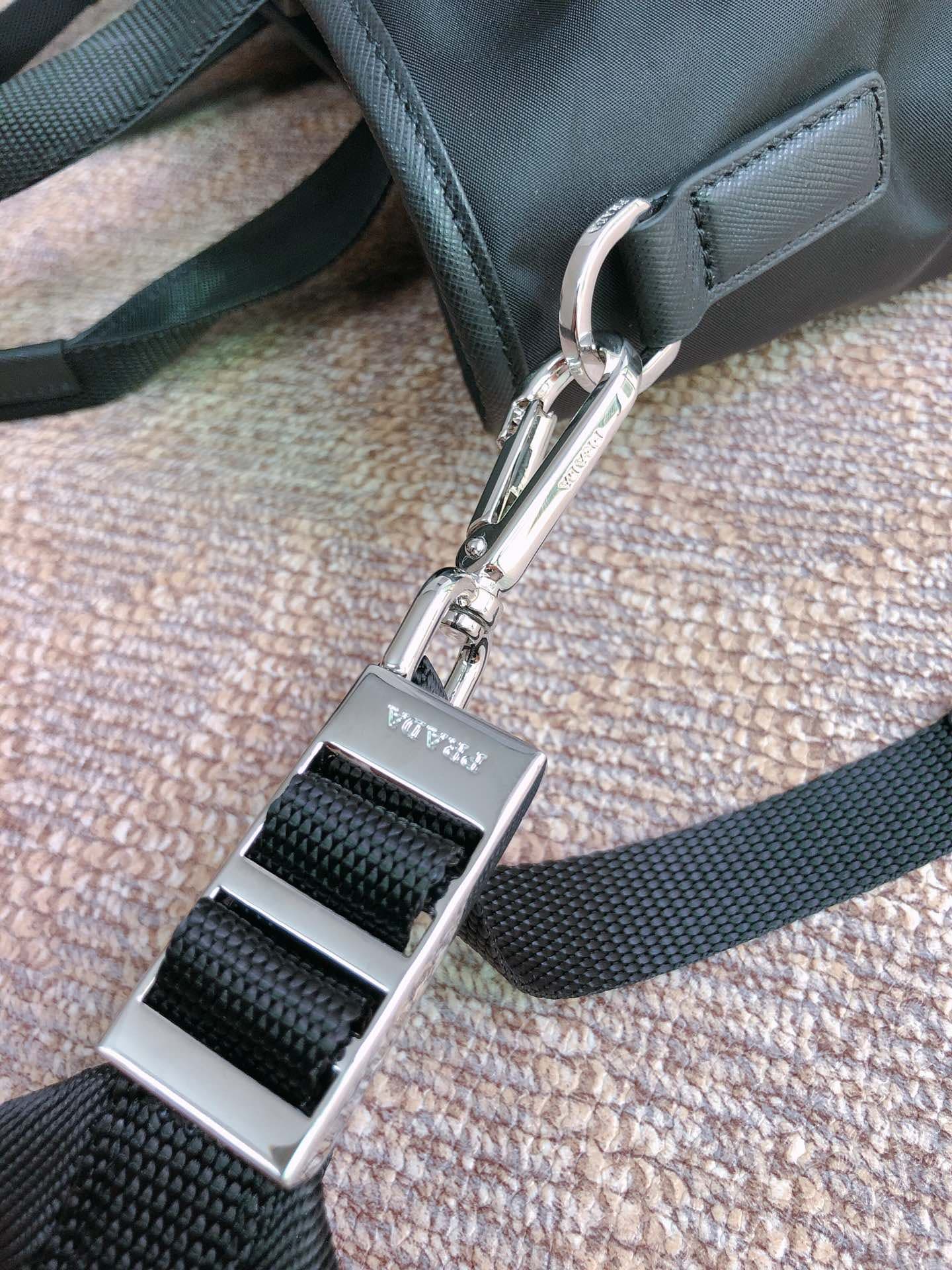 C6933 🔆Exclusive release🔆1BG040 – original product👏🏻👏🏻. Made from imported nylon fabric; interior logo and front triangular enamel logo; metal accessories and D-shaped loops; detachable and adjustable shoulder strap made of fabric material; nylon lining;  — image 6
