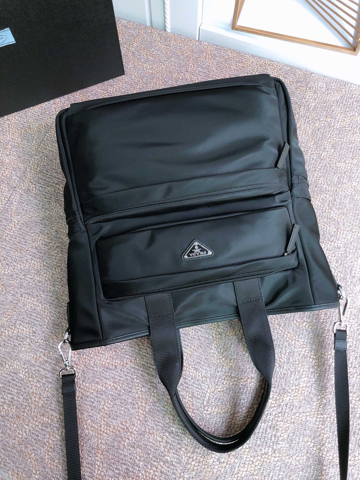 C6933 🔆Exclusive release🔆1BG040 – original product👏🏻👏🏻. Made from imported nylon fabric; interior logo and front triangular enamel logo; metal accessories and D-shaped loops; detachable and adjustable shoulder strap made of fabric material; nylon lining;  — image 3