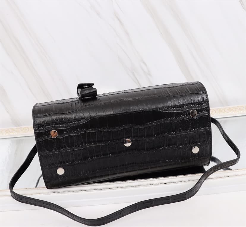 C8765 ✨ Big crocodile pattern🌴🌴🌴 Super popular organ bag[Strong]💧💧 High quality to win customers👑 YSL Saint Laurent 🐊 Features imported crocodile pattern🐊 Code: 7107. Original hardware🐊 Whether it’s the leather material, hardware, stitching, edges, or des — image 4
