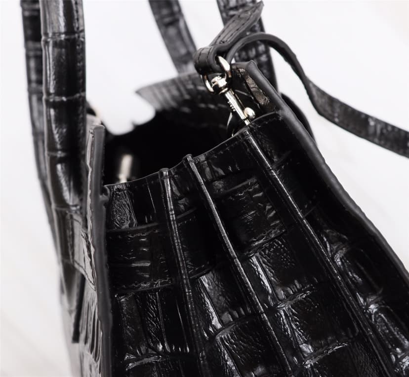C8765 ✨ Big crocodile pattern🌴🌴🌴 Super popular organ bag[Strong]💧💧 High quality to win customers👑 YSL Saint Laurent 🐊 Features imported crocodile pattern🐊 Code: 7107. Original hardware🐊 Whether it’s the leather material, hardware, stitching, edges, or des — image 8