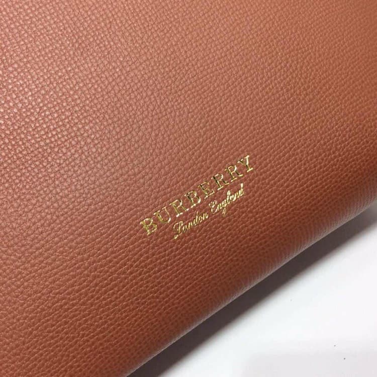 C138 Four seasons bestsellers🔥 Burberry’s iconic “The Banner” handbag, model number: 40126🇬🇧. Features classic British knitted pattern fabric, original hardware✨, and luxurious suede calfskin leather🐂 produced by a high-end Italian workshop. The design in — image 5