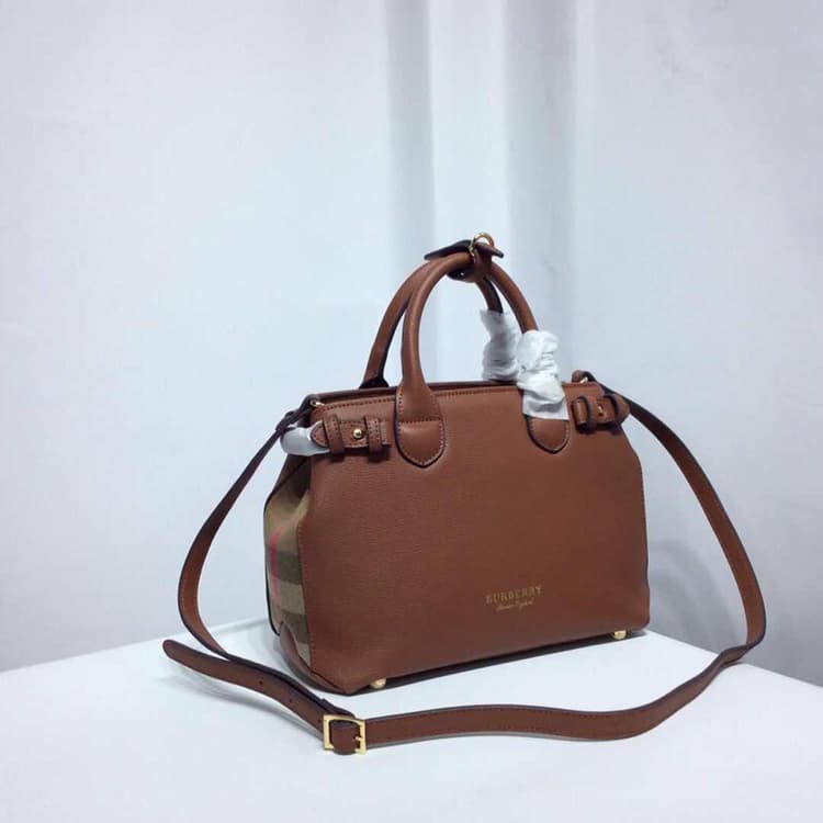 C138 Four seasons bestsellers🔥 Burberry’s iconic “The Banner” handbag, model number: 40126🇬🇧. Features classic British knitted pattern fabric, original hardware✨, and luxurious suede calfskin leather🐂 produced by a high-end Italian workshop. The design in — image 2