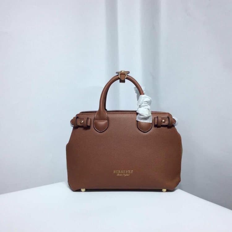 C138 Four seasons bestsellers🔥 Burberry’s iconic “The Banner” handbag, model number: 40126🇬🇧. Features classic British knitted pattern fabric, original hardware✨, and luxurious suede calfskin leather🐂 produced by a high-end Italian workshop. The design in — image 4