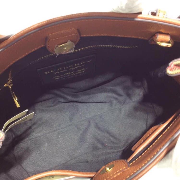 C138 Four seasons bestsellers🔥 Burberry’s iconic “The Banner” handbag, model number: 40126🇬🇧. Features classic British knitted pattern fabric, original hardware✨, and luxurious suede calfskin leather🐂 produced by a high-end Italian workshop. The design in — image 8