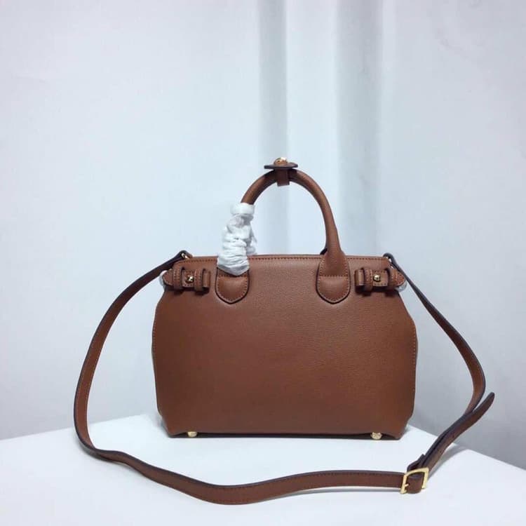 C138 Four seasons bestsellers🔥 Burberry’s iconic “The Banner” handbag, model number: 40126🇬🇧. Features classic British knitted pattern fabric, original hardware✨, and luxurious suede calfskin leather🐂 produced by a high-end Italian workshop. The design in — image 3