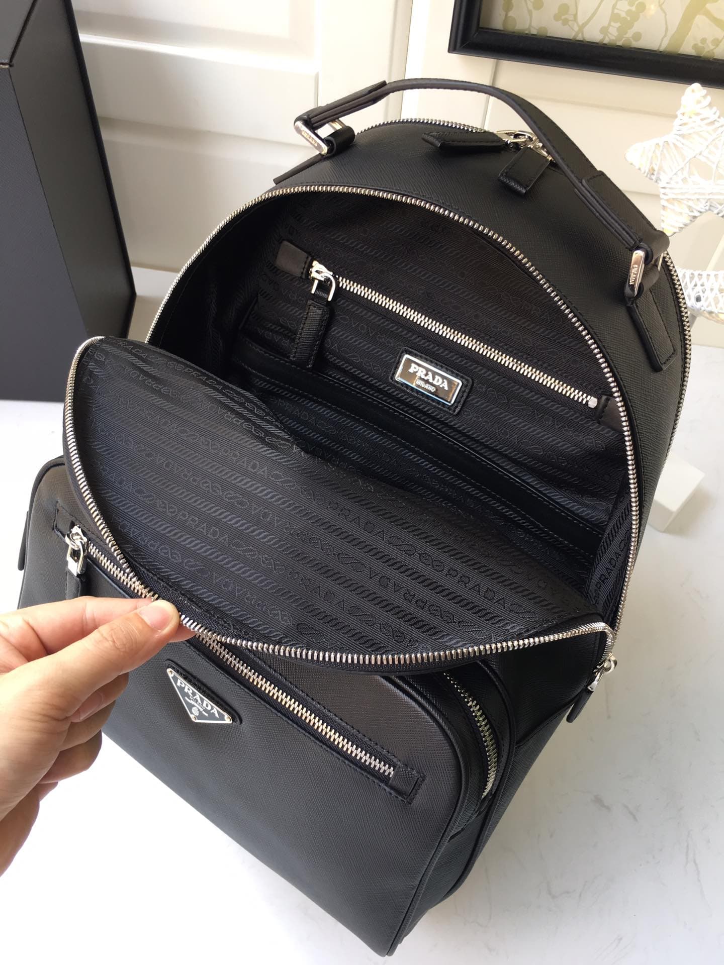 C6996 🎉Exclusive release🎉 Latest shoulder bag 2VZ032👏👏 Original product👍👍 Made of imported Saffiano leather, with metal hardware components. Two leather straps and one leather handle. There are pockets on the back, which can also be attached to a suitcase — image 8