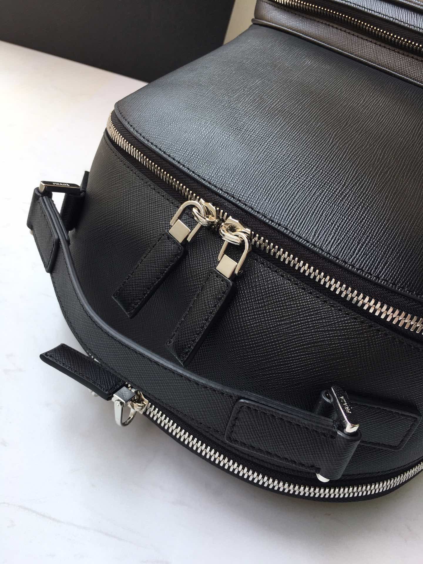 C6996 🎉Exclusive release🎉 Latest shoulder bag 2VZ032👏👏 Original product👍👍 Made of imported Saffiano leather, with metal hardware components. Two leather straps and one leather handle. There are pockets on the back, which can also be attached to a suitcase — image 4