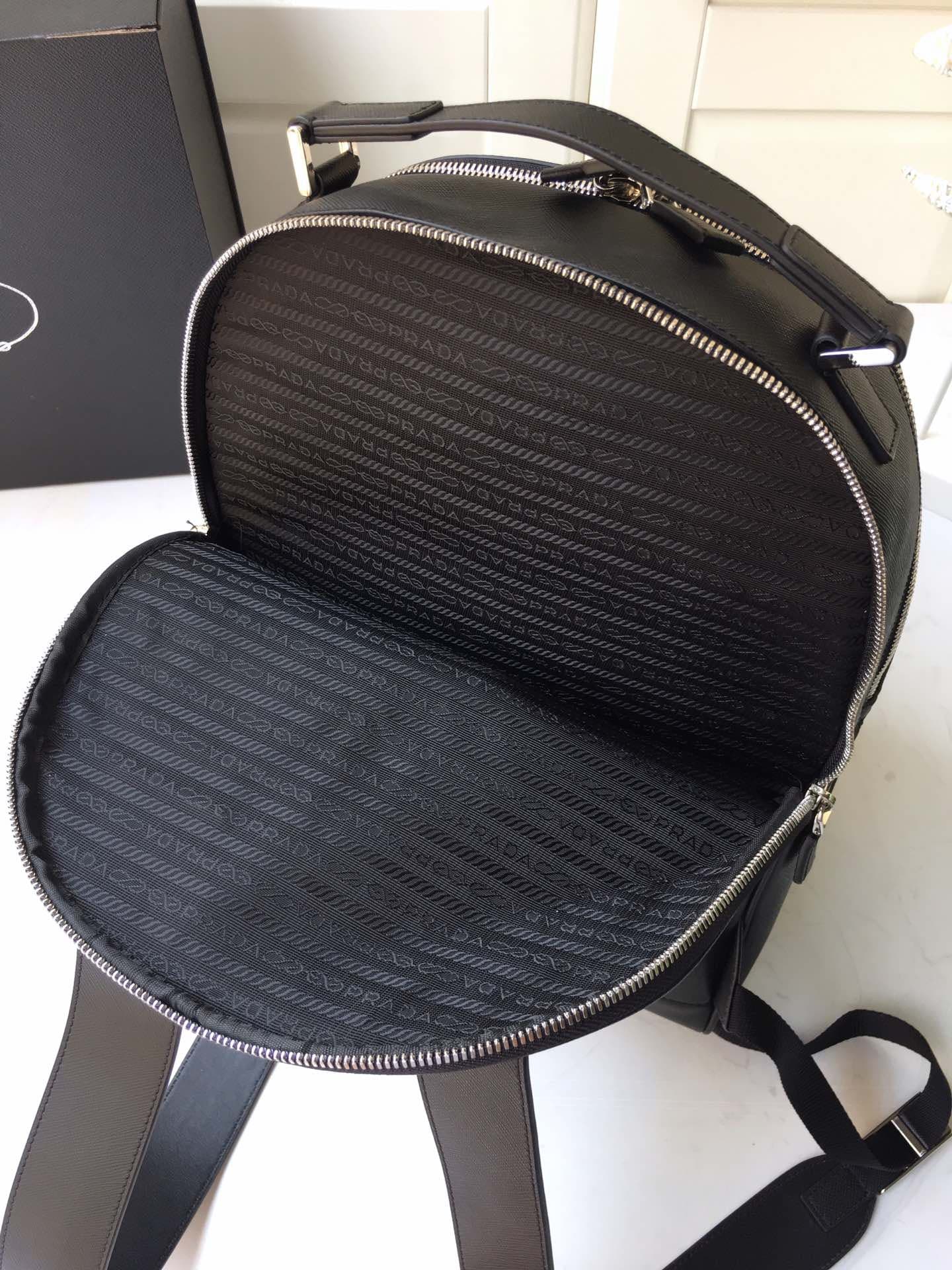 C6996 🎉Exclusive release🎉 Latest shoulder bag 2VZ032👏👏 Original product👍👍 Made of imported Saffiano leather, with metal hardware components. Two leather straps and one leather handle. There are pockets on the back, which can also be attached to a suitcase — image 7