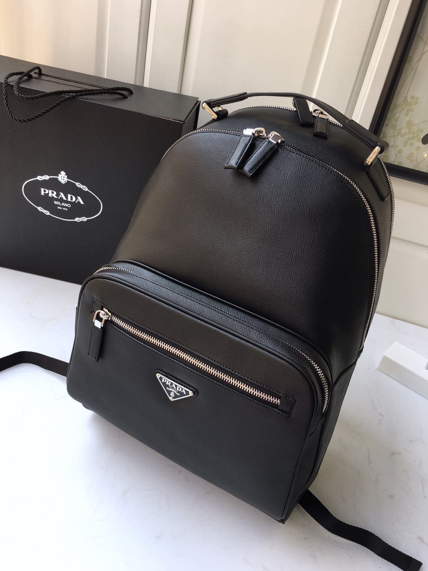 C6996 🎉Exclusive release🎉 Latest shoulder bag 2VZ032👏👏 Original product👍👍 Made of imported Saffiano leather, with metal hardware components. Two leather straps and one leather handle. There are pockets on the back, which can also be attached to a suitcase — image 1