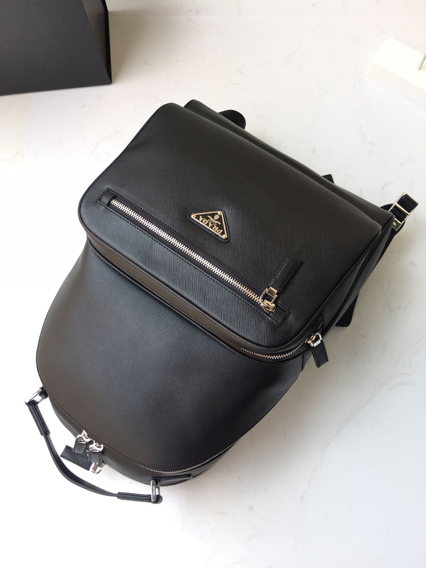 C6996 🎉Exclusive release🎉 Latest shoulder bag 2VZ032👏👏 Original product👍👍 Made of imported Saffiano leather, with metal hardware components. Two leather straps and one leather handle. There are pockets on the back, which can also be attached to a suitcase — image 6