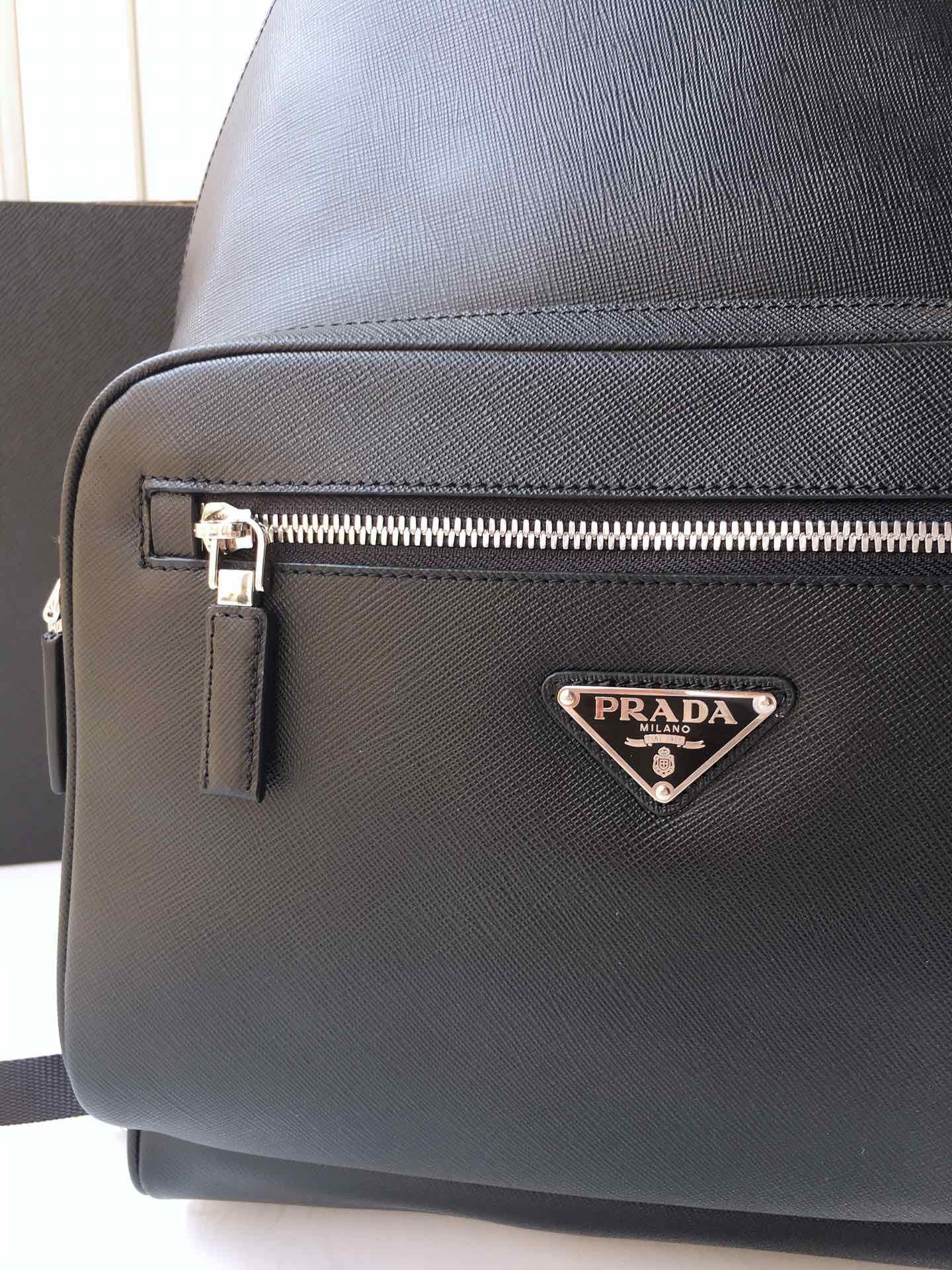 C6996 🎉Exclusive release🎉 Latest shoulder bag 2VZ032👏👏 Original product👍👍 Made of imported Saffiano leather, with metal hardware components. Two leather straps and one leather handle. There are pockets on the back, which can also be attached to a suitcase — image 3