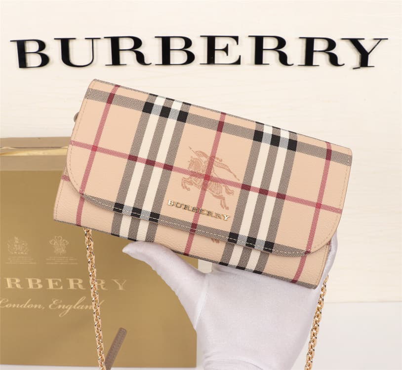 C61 🔥🔥B brand leather wallet with pockets; comes with a chain-shaped leather strap for the shoulder. This product can be used as a small handbag on its own, or as a wallet stored within a daily handbag. 👍 High-quality from the store, fine craftsmanship💋 P — image 2