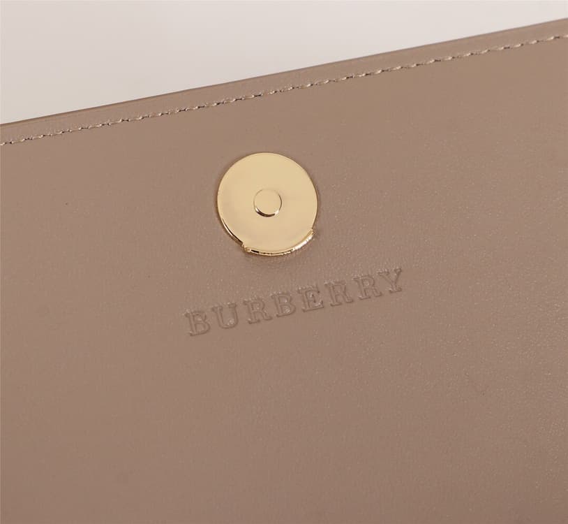 C61 🔥🔥B brand leather wallet with pockets; comes with a chain-shaped leather strap for the shoulder. This product can be used as a small handbag on its own, or as a wallet stored within a daily handbag. 👍 High-quality from the store, fine craftsmanship💋 P — image 8