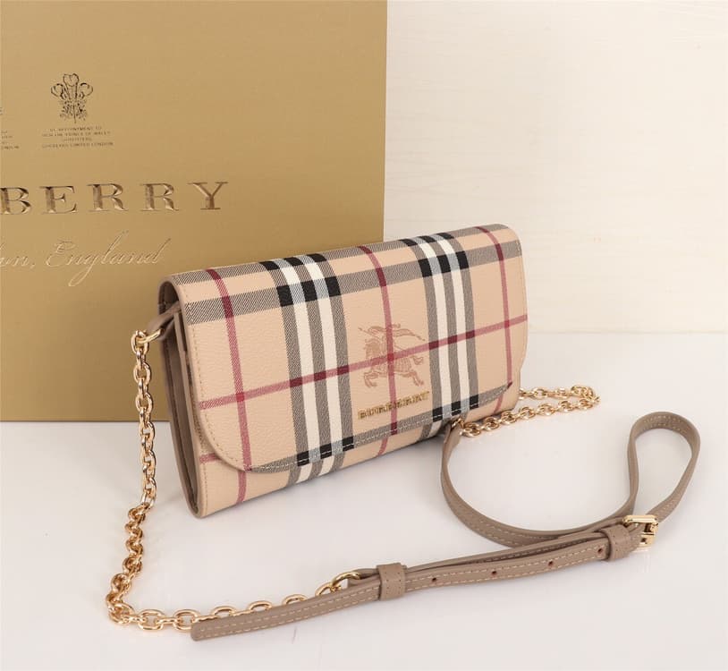 C61 🔥🔥B brand leather wallet with pockets; comes with a chain-shaped leather strap for the shoulder. This product can be used as a small handbag on its own, or as a wallet stored within a daily handbag. 👍 High-quality from the store, fine craftsmanship💋 P — image 4