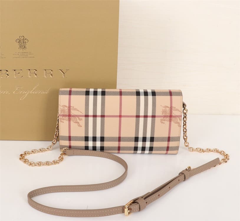 C61 🔥🔥B brand leather wallet with pockets; comes with a chain-shaped leather strap for the shoulder. This product can be used as a small handbag on its own, or as a wallet stored within a daily handbag. 👍 High-quality from the store, fine craftsmanship💋 P — image 6