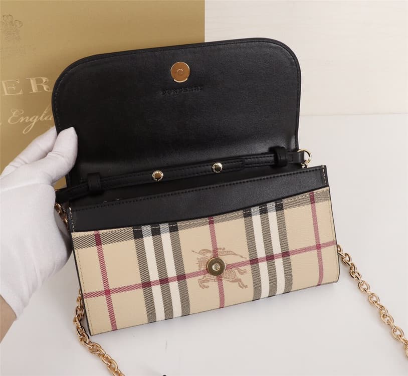 C60 🔥🔥B brand leather wallet with patches; comes with a chain-shaped leather shoulder strap. This product can be used as a small handbag on its own, or stored inside a regular handbag as a wallet. 👍 High-quality from the official store, finely crafted. 📷  — image 6