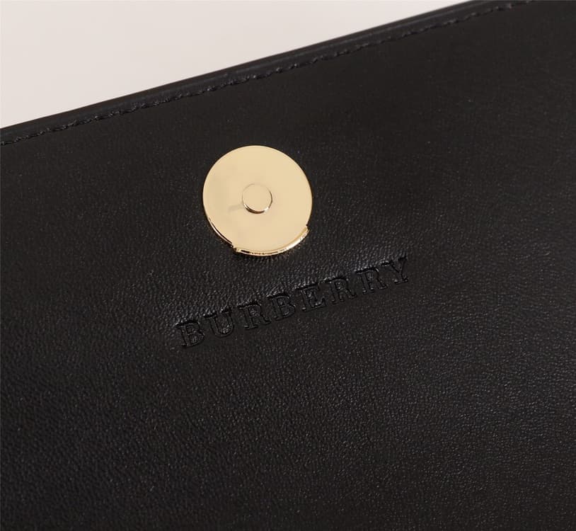 C60 🔥🔥B brand leather wallet with patches; comes with a chain-shaped leather shoulder strap. This product can be used as a small handbag on its own, or stored inside a regular handbag as a wallet. 👍 High-quality from the official store, finely crafted. 📷  — image 7