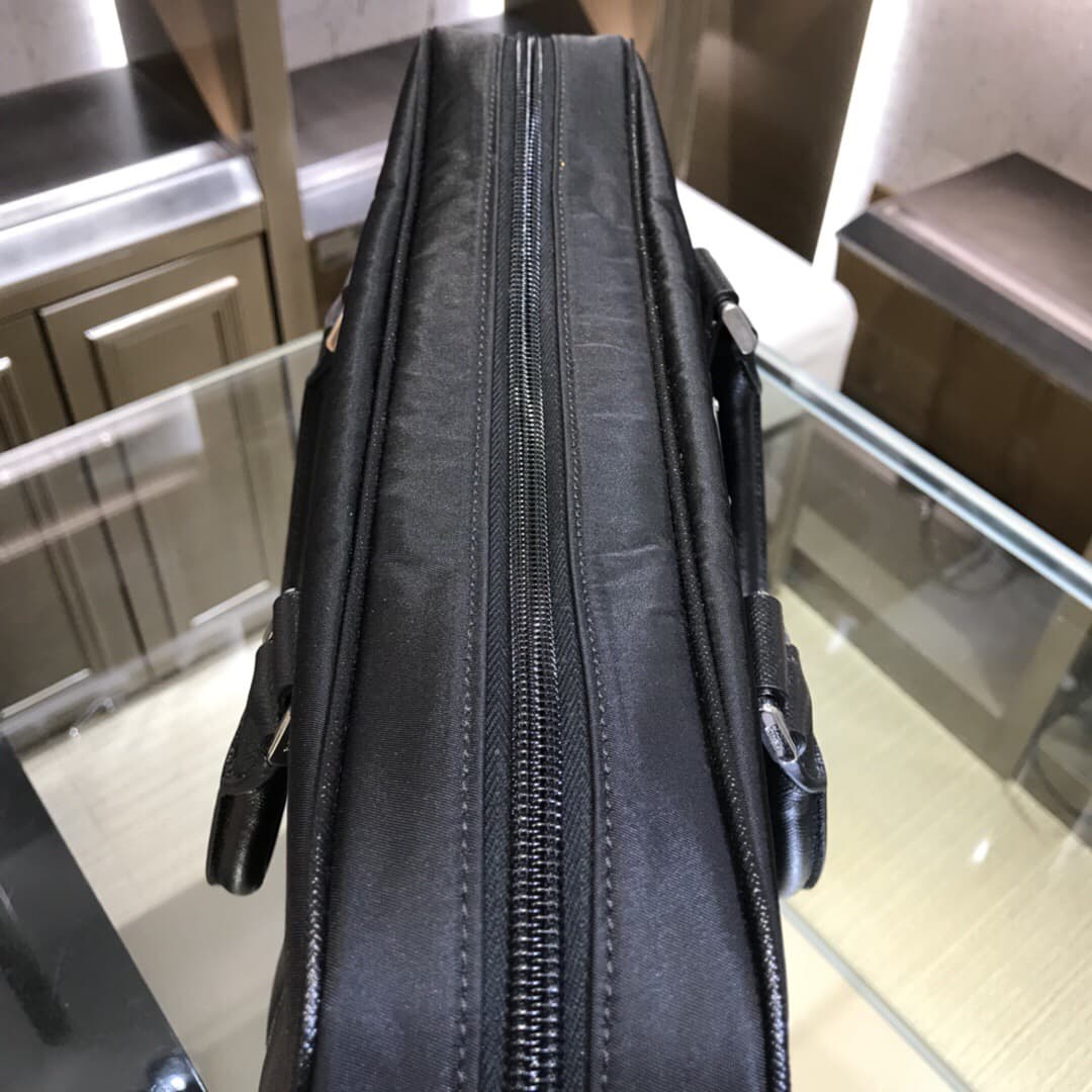 C6972 【PRADA】Original quality, factory-made parachute material. Prada 2VE872 – the latest model. Soft texture, with a distinctive logo pattern on the interior. 175 is a OEM version. Dimensions: 36*28*9. Ideal for men’s casual wear, fashion, business trips — image 5