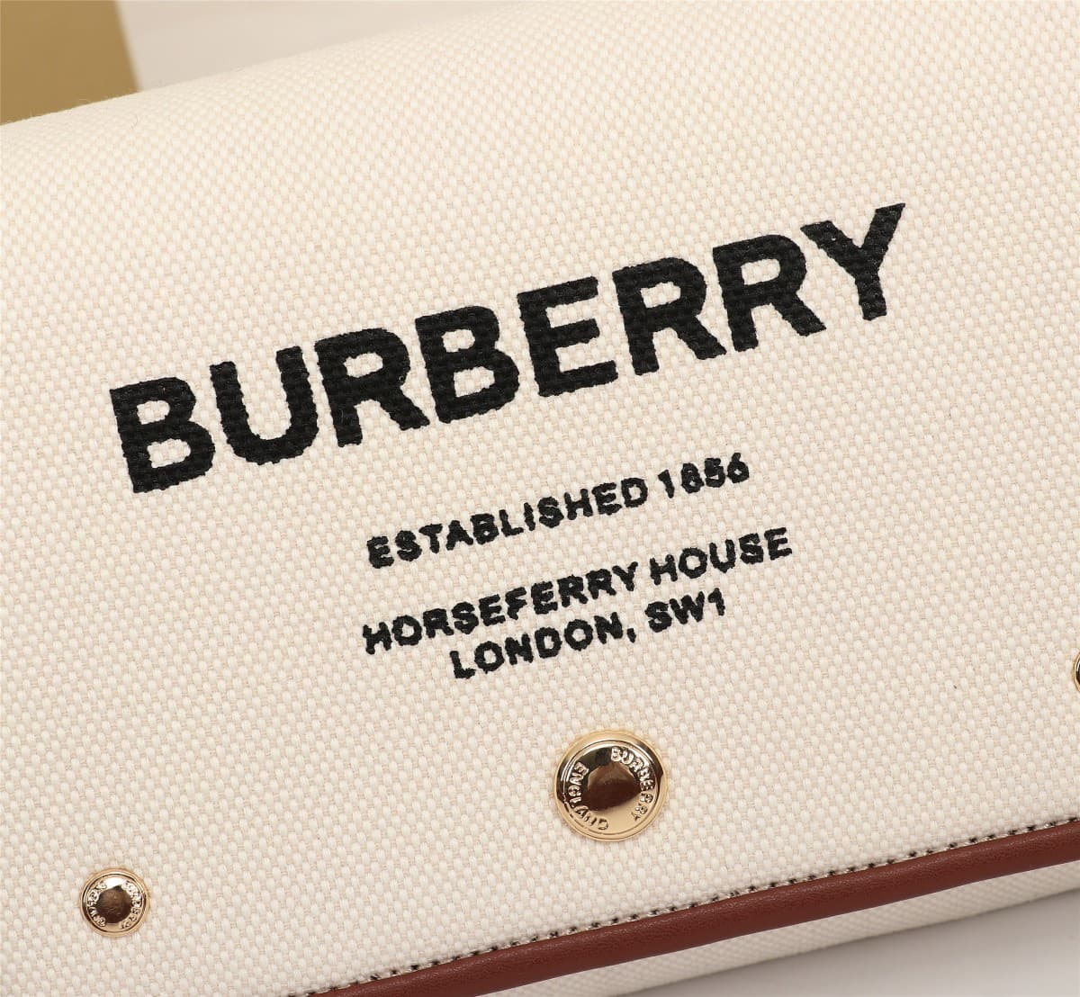 C140 🔥🔥 Barbour’s new stylish crossbody backpack – original quality! Made from high-quality cotton fabric, with exquisite leather details. Features the Horseferry brand logo and three rivets, allowing it to be worn as a crossbody bag or with the straps re — image 2