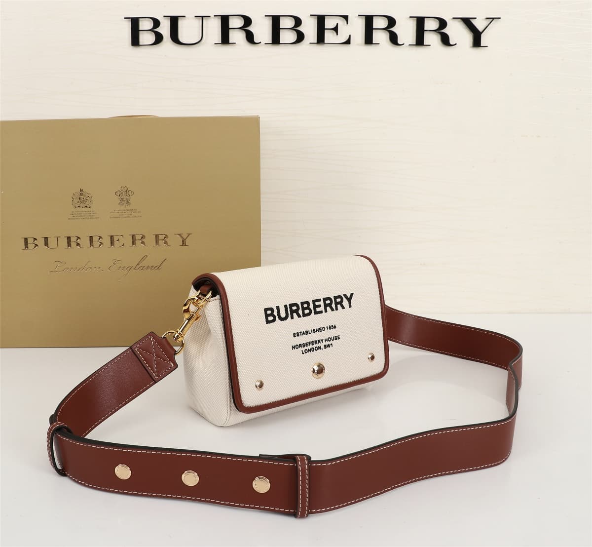C140 🔥🔥 Barbour’s new stylish crossbody backpack – original quality! Made from high-quality cotton fabric, with exquisite leather details. Features the Horseferry brand logo and three rivets, allowing it to be worn as a crossbody bag or with the straps re — image 3