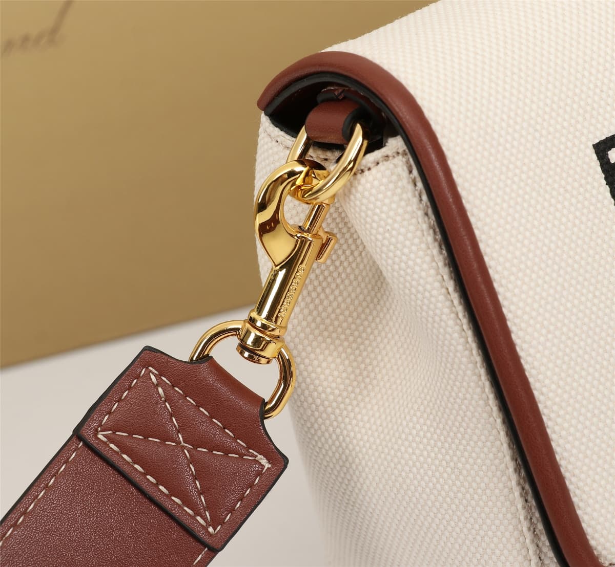 C140 🔥🔥 Barbour’s new stylish crossbody backpack – original quality! Made from high-quality cotton fabric, with exquisite leather details. Features the Horseferry brand logo and three rivets, allowing it to be worn as a crossbody bag or with the straps re — image 4