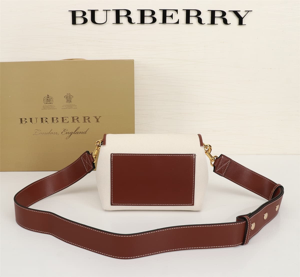 C140 🔥🔥 Barbour’s new stylish crossbody backpack – original quality! Made from high-quality cotton fabric, with exquisite leather details. Features the Horseferry brand logo and three rivets, allowing it to be worn as a crossbody bag or with the straps re — image 6