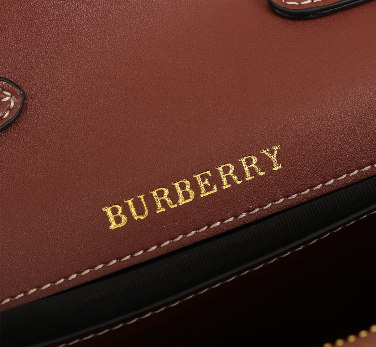 C140 🔥🔥 Barbour’s new stylish crossbody backpack – original quality! Made from high-quality cotton fabric, with exquisite leather details. Features the Horseferry brand logo and three rivets, allowing it to be worn as a crossbody bag or with the straps re — image 7