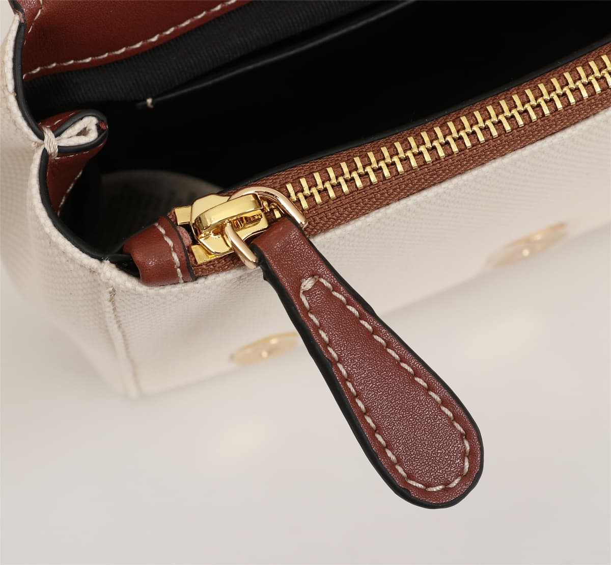 C140 🔥🔥 Barbour’s new stylish crossbody backpack – original quality! Made from high-quality cotton fabric, with exquisite leather details. Features the Horseferry brand logo and three rivets, allowing it to be worn as a crossbody bag or with the straps re — image 8