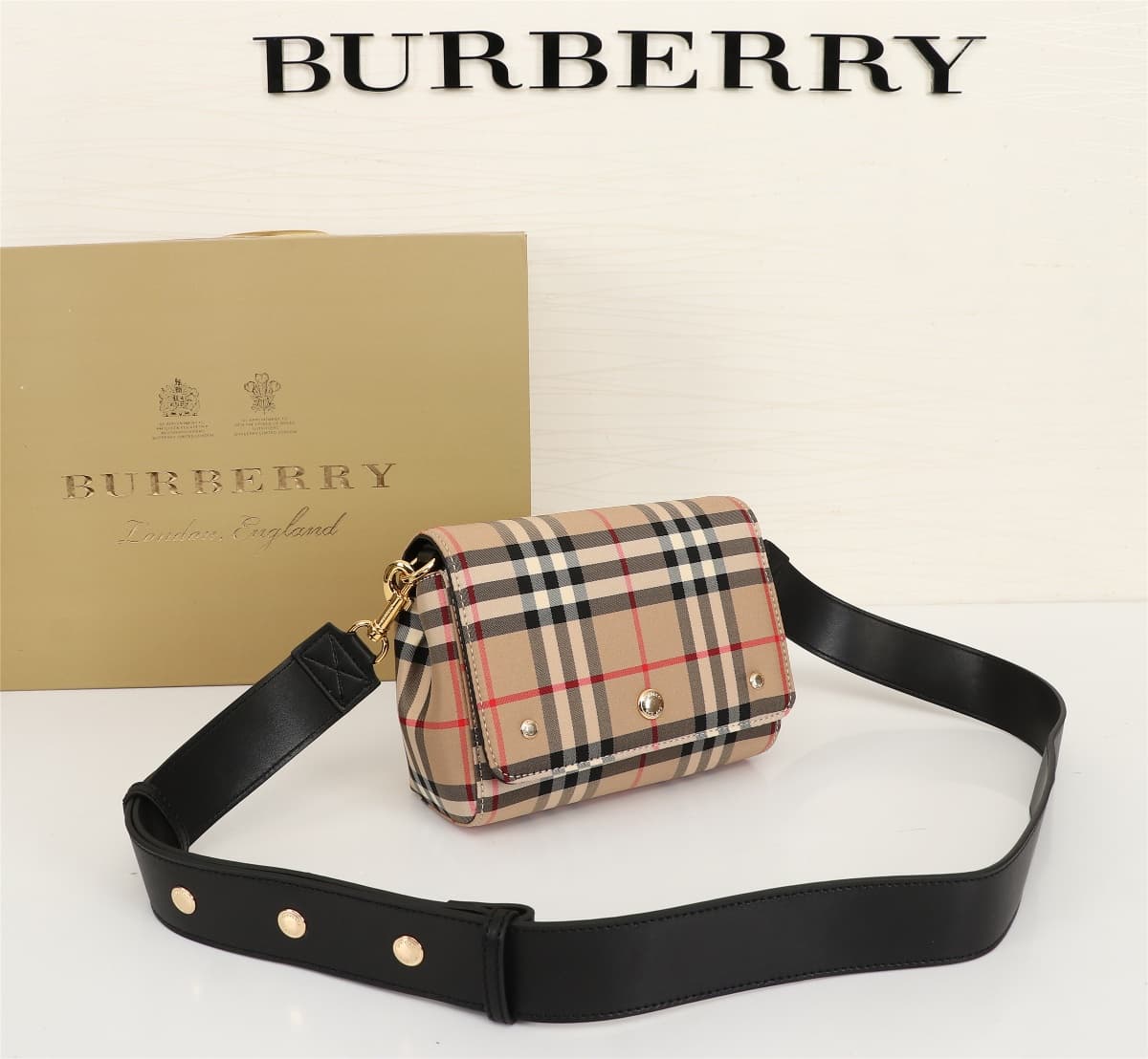 C139 🔥🔥 Barbour’s new, elegant crossbody backpack – original quality! Made from high-quality cotton canvas material, with beautiful leather details. It features the Horseferry logo and three rivets, allowing it to be worn as a crossbody bag or with the st — image 2