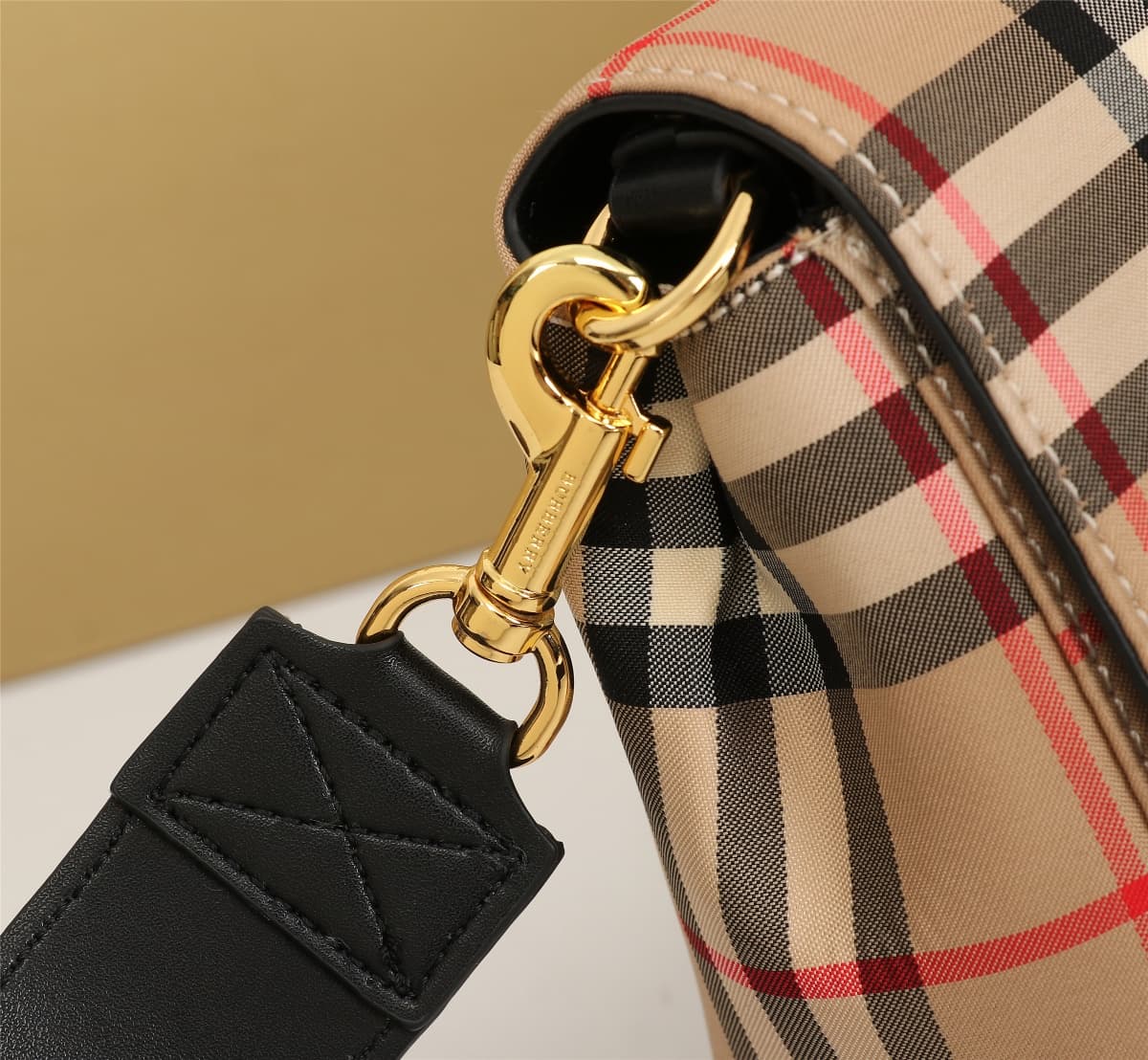 C139 🔥🔥 Barbour’s new, elegant crossbody backpack – original quality! Made from high-quality cotton canvas material, with beautiful leather details. It features the Horseferry logo and three rivets, allowing it to be worn as a crossbody bag or with the st — image 4