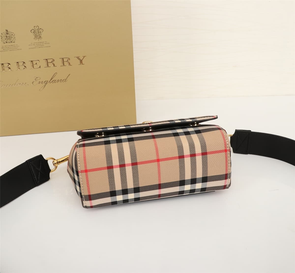 C139 🔥🔥 Barbour’s new, elegant crossbody backpack – original quality! Made from high-quality cotton canvas material, with beautiful leather details. It features the Horseferry logo and three rivets, allowing it to be worn as a crossbody bag or with the st — image 5